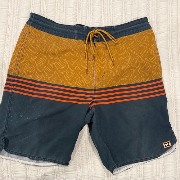 Billabong Men's Geometric and Tie-Dye Shorts Set - Picture 5 of 6